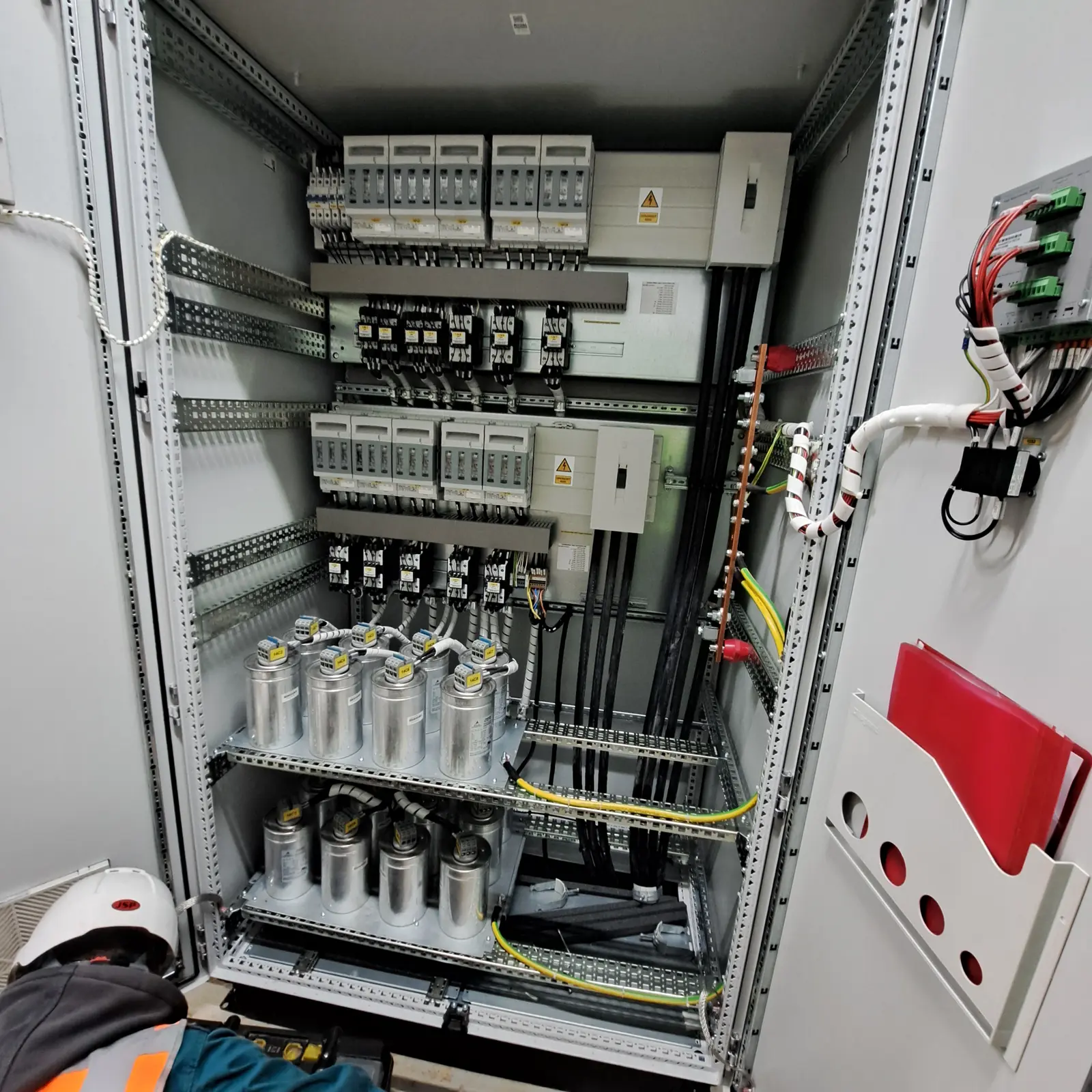 Kondenzatorski orman 500 kVAr sa prigušnicama i regulatorom, rad Green Plusa